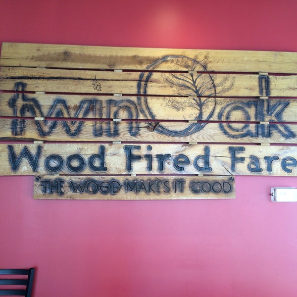 รูปภาพถ่ายที่ Twin Oak Wood Fire Fare โดย Amanda N. เมื่อ 10/2/2015