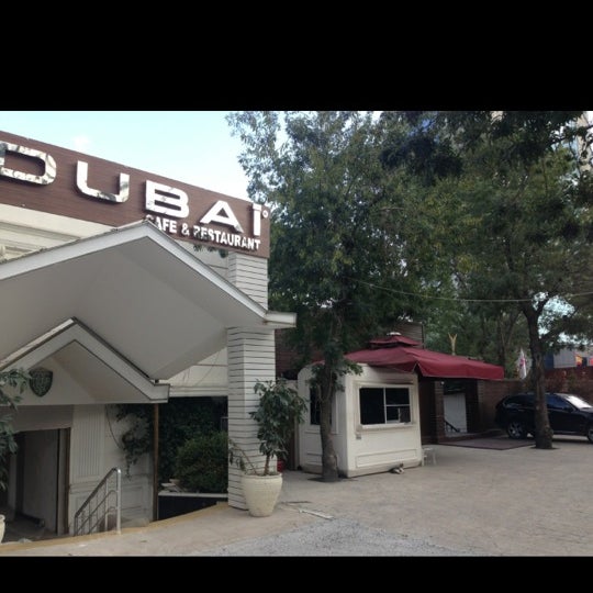 7/10/2013 tarihinde Dubai Cafe R.ziyaretçi tarafından Dubai Cafe Restaurant'de çekilen fotoğraf