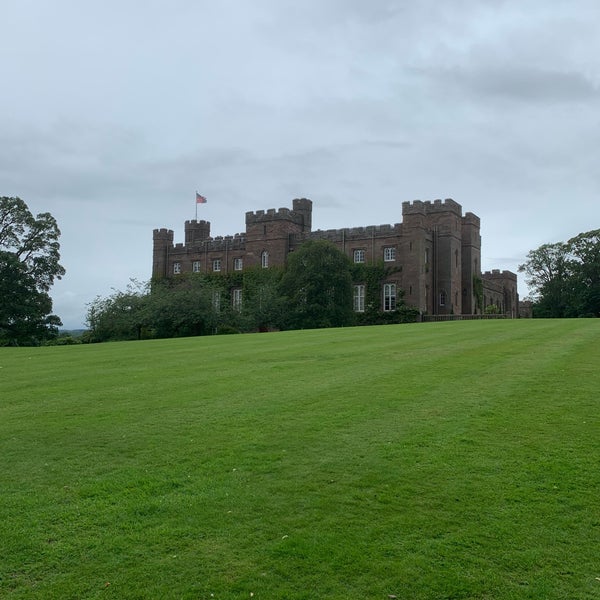 รูปภาพถ่ายที่ Scone Palace โดย Alexander T. เมื่อ 7/21/2019