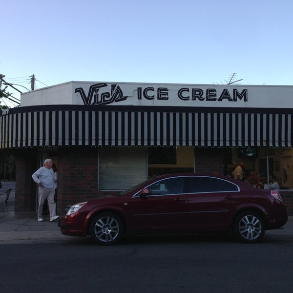 Foto tirada no(a) Vic&#39;s Ice Cream por Chris T. em 7/8/2013