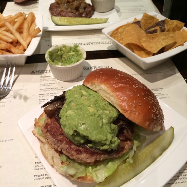 2/12/2014 tarihinde Robin R.ziyaretçi tarafından Amsterdam Burger Company'de çekilen fotoğraf