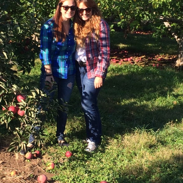 Photo taken at Bishop&#39;s Orchards Farm Market &amp; Winery by Robin R. on 10/20/2014