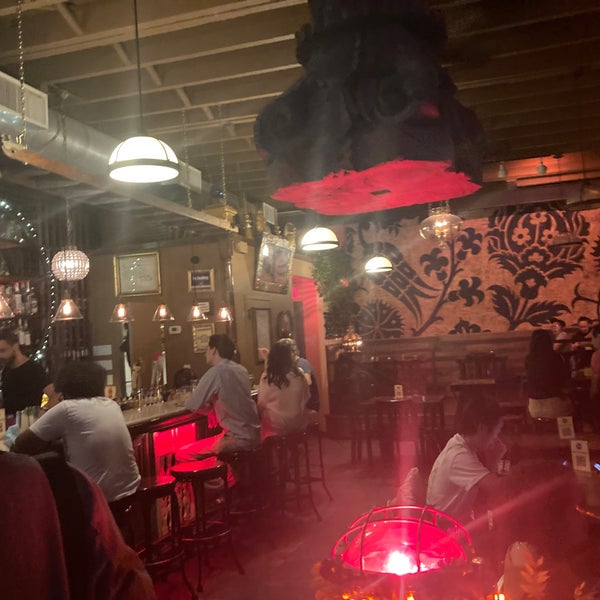 8/2/2021 tarihinde Sigourney W.ziyaretçi tarafından The Beast Next Door Cafe &amp; Bar'de çekilen fotoğraf