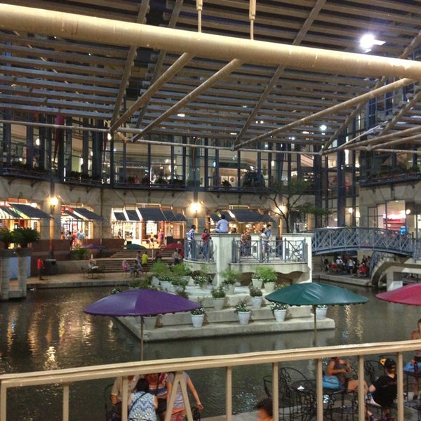 Foto tirada no(a) Luciano Express- Rivercenter Mall por Doneil B. em 7/5/2013