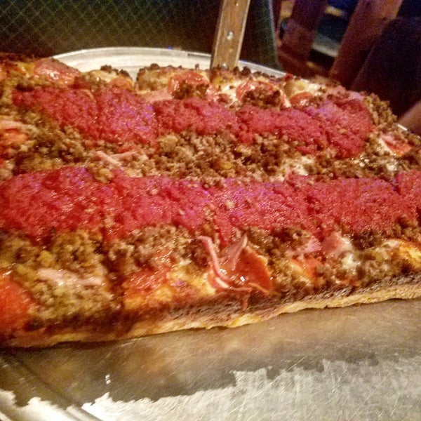 Foto scattata a Barry&#39;s Pizza da Oscar Z. il 9/24/2017
