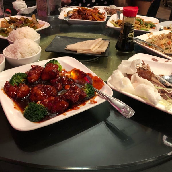 Photo taken at Wok and Roll by Ilse O. on 8/28/2019