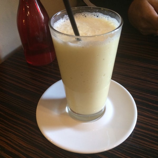 Banana and honey smoothie - yum! Great food also from salads to pasta and pizza!