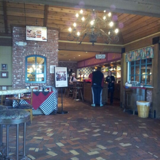 Foto scattata a Mimi&#39;s Cafe da Michelle A. il 12/23/2012