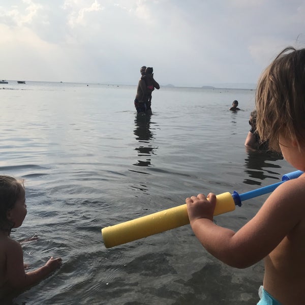 รูปภาพถ่ายที่ Saros Camping &amp; Beach Club โดย Nazlı U. เมื่อ 9/8/2018