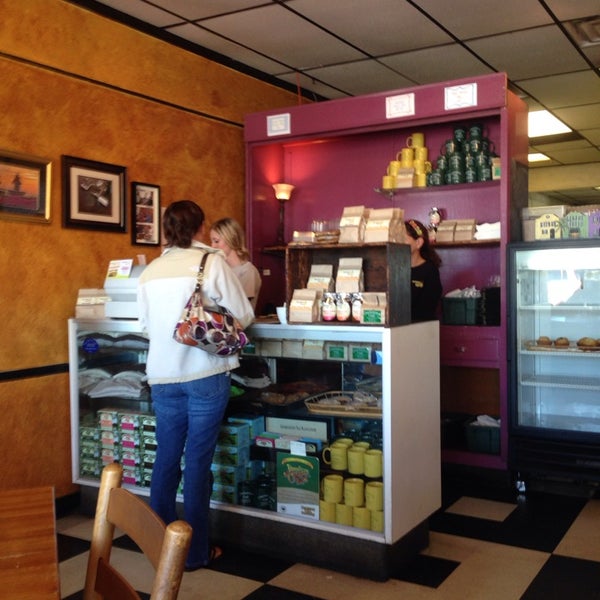 Снимок сделан в Charleston&#39;s Cafe пользователем Kim K. 1/20/2014