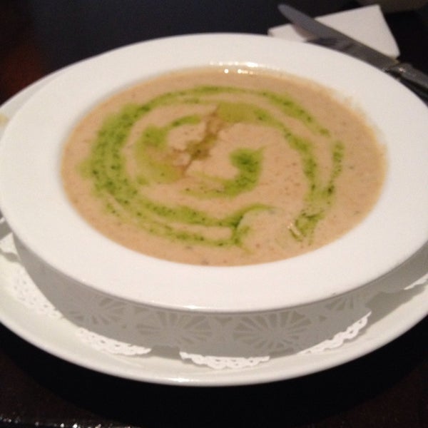 Foto diambil di 700 Drayton Restaurant oleh Gwen S. pada 4/18/2014