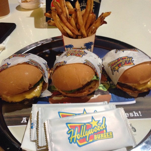 Foto tirada no(a) Hollywood Burger هوليوود برجر por Fatma S. em 4/1/2014