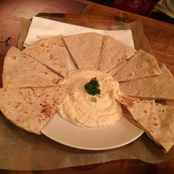 Foto diambil di Loya Organic Middle Eastern Grill oleh Colton R. pada 12/19/2013
