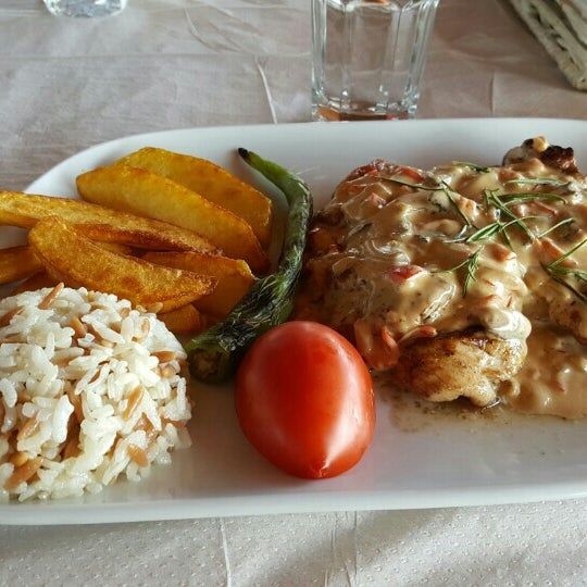 Das Foto wurde bei Bingüller Steak House &amp; Mangalda Et von Doğuşcan Ö. am 5/24/2016 aufgenommen