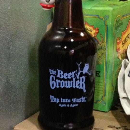 10/20/2012にJulie R.がThe Beer Growlerで撮った写真