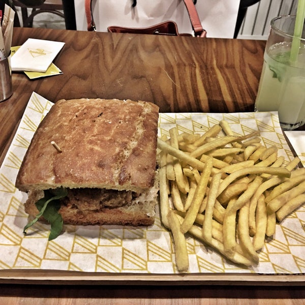 Photo taken at Bubada Club Sandwich and Burger by Ayça Ö. on 4/5/2016