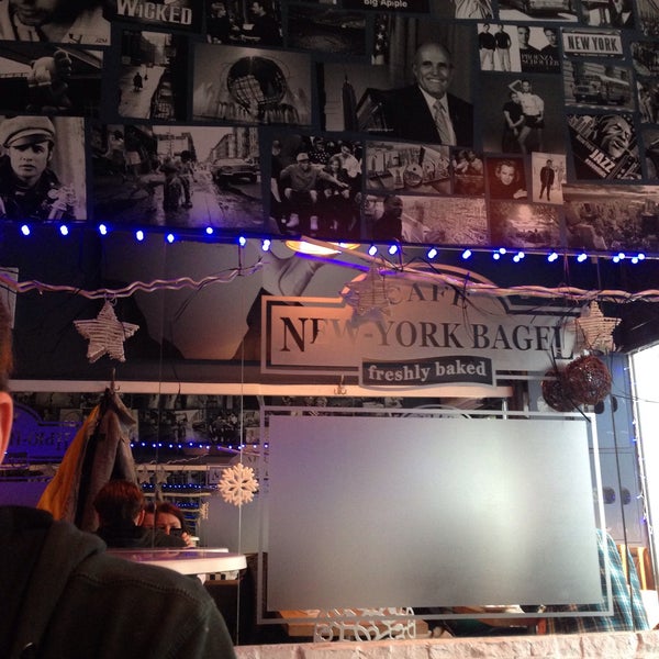 Foto tirada no(a) New-York Bagel Cafe por Yuliya B. em 1/17/2015
