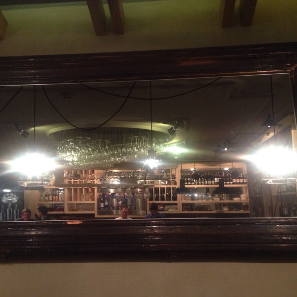 Foto scattata a Vinsanto Wine Bar da Yuliya B. il 7/24/2015