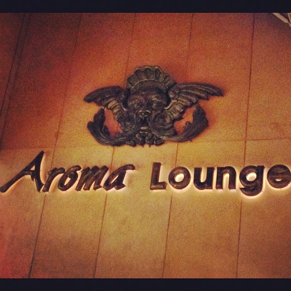 Photo taken at Aroma Lounge by Mohammed A. on 10/29/2012