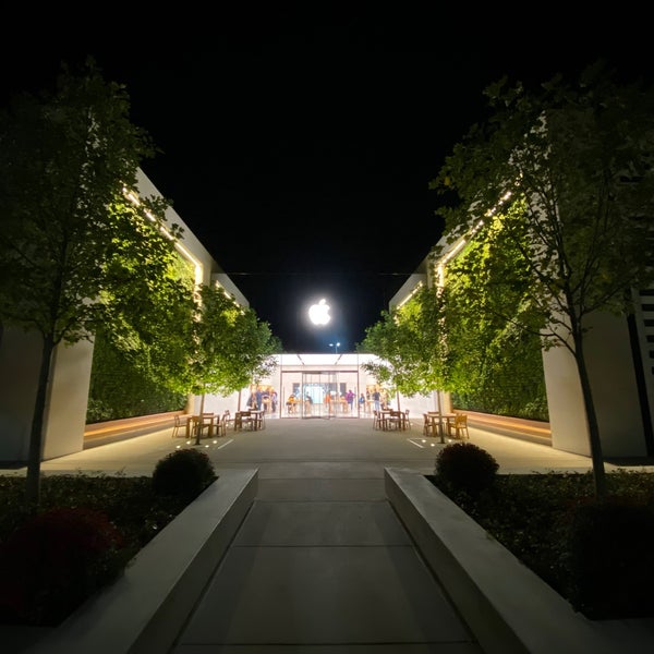 Apple Oxmoor Electronics Store in Louisville