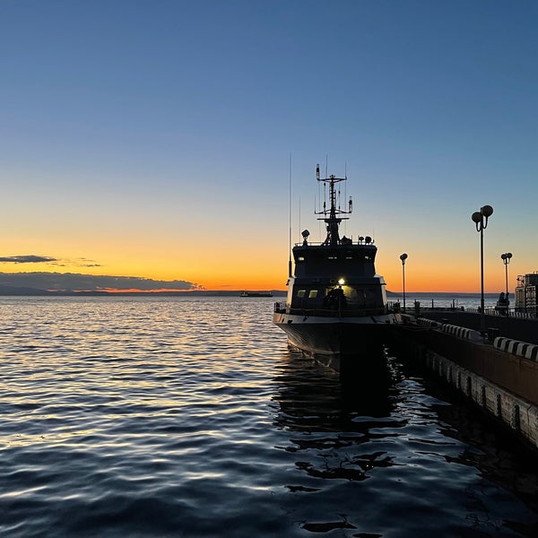 Водная станция тоф владивосток. Пирс владивосток. Набережная тоф владивосток. Куб пирс на набережной владивосток. Пирс владивосток.