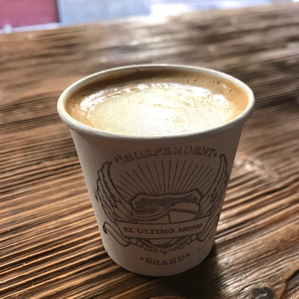 Photo taken at El Último Mono Juice &amp; Coffee by Arwa on 6/25/2019