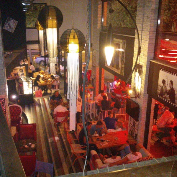 รูปภาพถ่ายที่ Cinema Cafe &amp; Bar โดย Özgür D. เมื่อ 8/8/2013