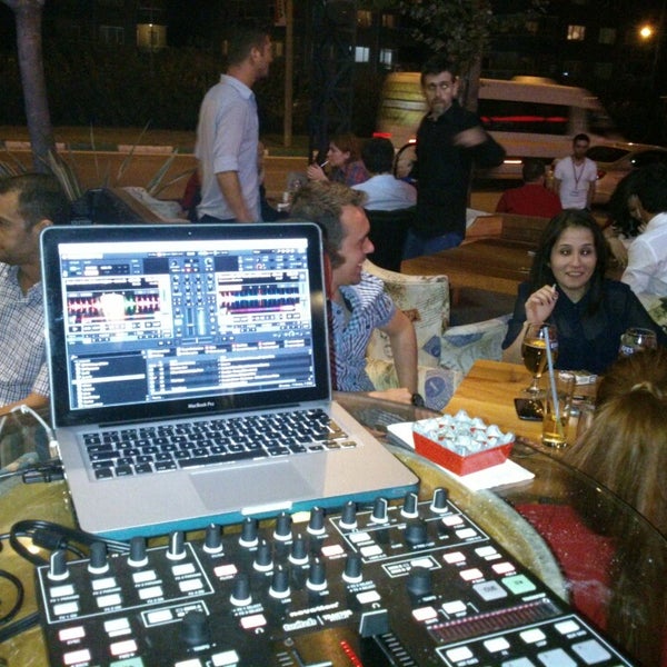 รูปภาพถ่ายที่ Cinema Cafe &amp; Bar โดย Özgür D. เมื่อ 8/31/2013