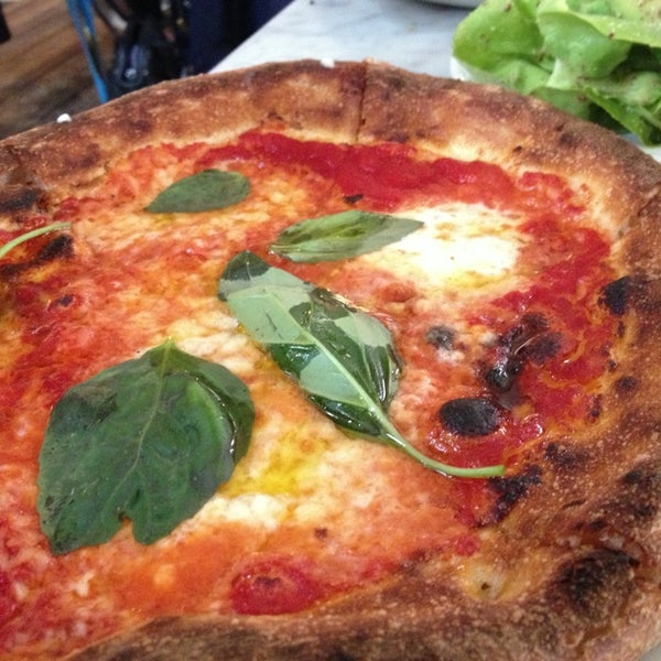5/19/2013 tarihinde Seth F.ziyaretçi tarafından Pizza East'de çekilen fotoğraf