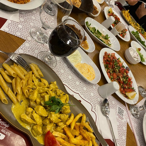 Das Foto wurde bei Çamlıca Restaurant Malatya Mutfağı von Gökçe S. am 1/26/2022 aufgenommen