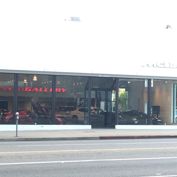 Photo prise au McLaren Auto Gallery Beverly Hills par Lasha G. le3/10/2016