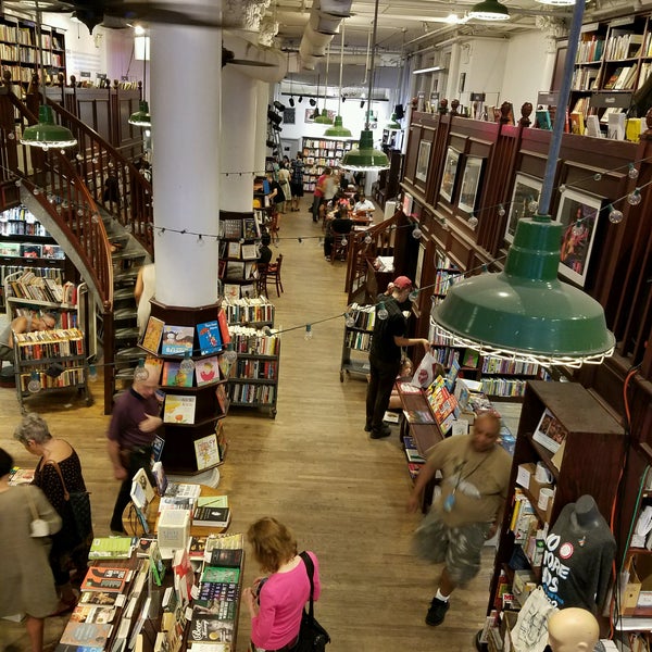 8/27/2016에 Victor O.님이 Housing Works Bookstore Cafe에서 찍은 사진