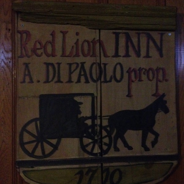 รูปภาพถ่ายที่ DiPaolo&#39;s Red Lion Inn โดย Mike H. เมื่อ 3/1/2014