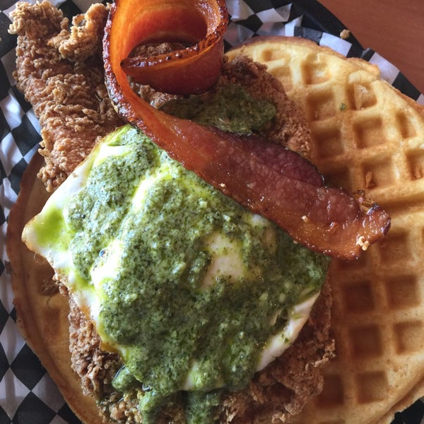 10/13/2014 tarihinde Brandon T.ziyaretçi tarafından Butter And Zeus Waffle Sandwiches'de çekilen fotoğraf