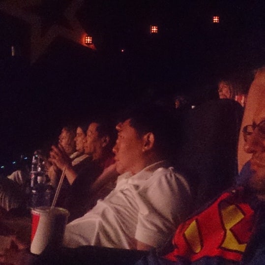 7/29/2014에 A1ekx님이 UltraLuxe Anaheim Cinemas at GardenWalk에서 찍은 사진