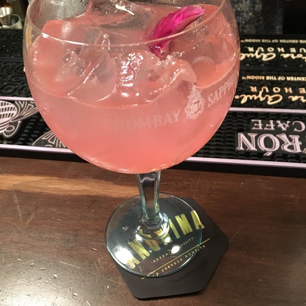 Foto diambil di Oliveria Cocktail Bar oleh Denisse D. pada 6/22/2017