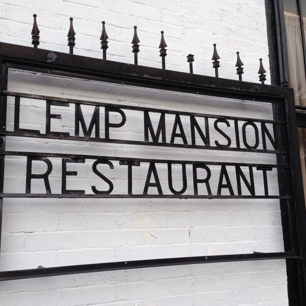 รูปภาพถ่ายที่ The Lemp Mansion โดย Jackie H. เมื่อ 12/23/2014