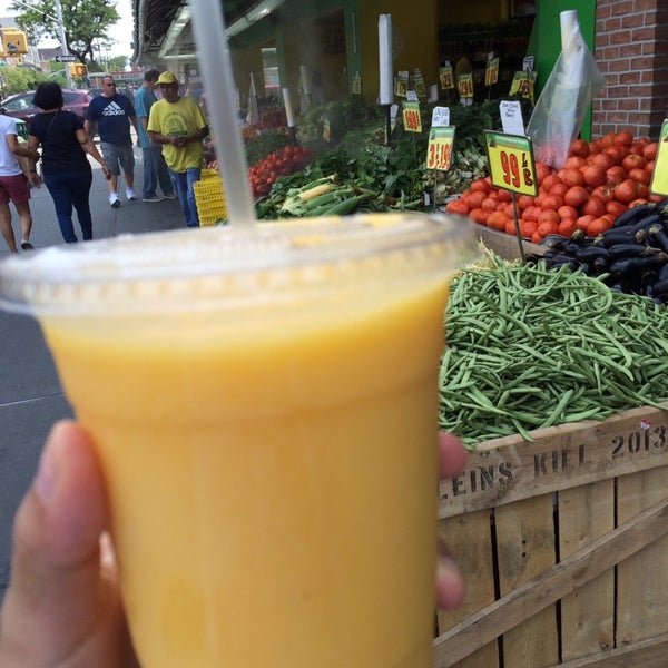 Das Foto wurde bei United Brothers Fruit Markets von Mengwen X. am 7/13/2014 aufgenommen