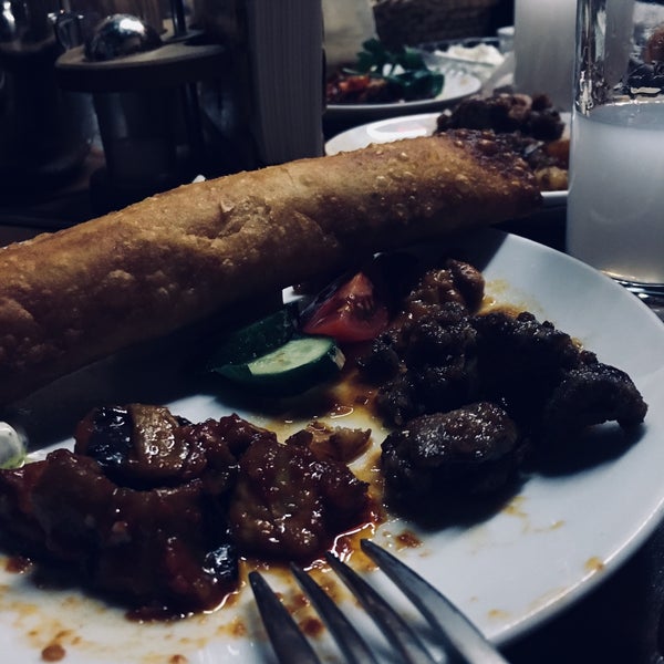 Das Foto wurde bei Selimiye Park Restaurant von SRKN am 3/24/2018 aufgenommen