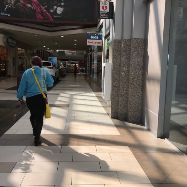 Foot locker hamilton place mall deals