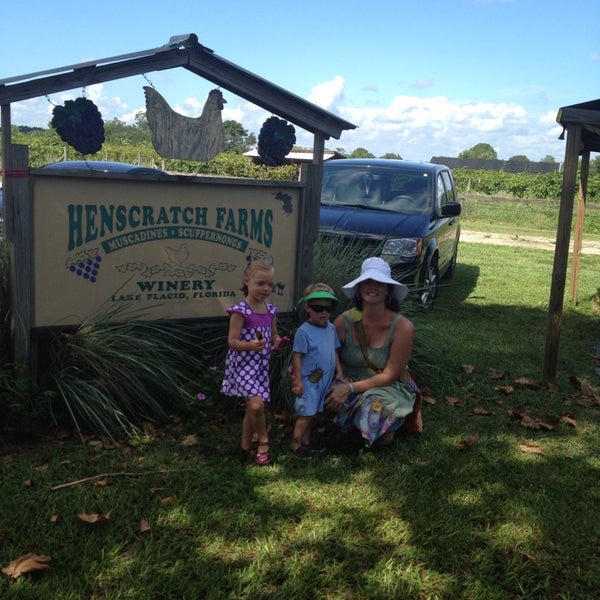 รูปภาพถ่ายที่ Henscratch Farms โดย Stefany B. เมื่อ 8/30/2013