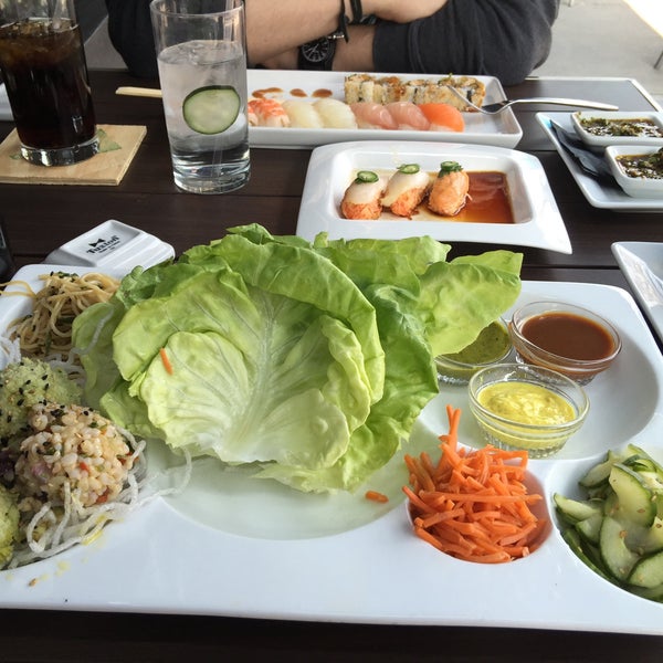 Снимок сделан в Blue Sushi Sake Grill пользователем Kristin W. 4/11/2015