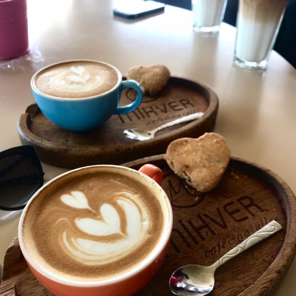Photo prise au Mihver Cafe &amp; Nargile par Kübragül Asena Y. le4/7/2019