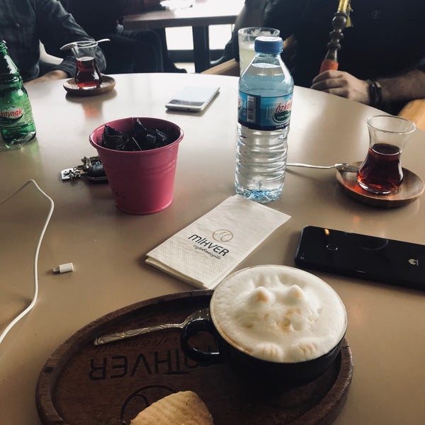 Photo prise au Mihver Cafe &amp; Nargile par Kübragül Asena Y. le12/16/2018