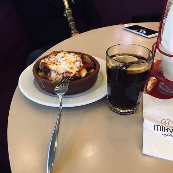 Photo prise au Mihver Cafe &amp; Nargile par Kübragül Asena Y. le12/14/2018
