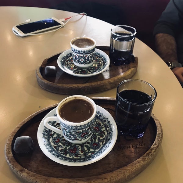 Photo prise au Mihver Cafe &amp; Nargile par Kübragül Asena Y. le3/3/2019