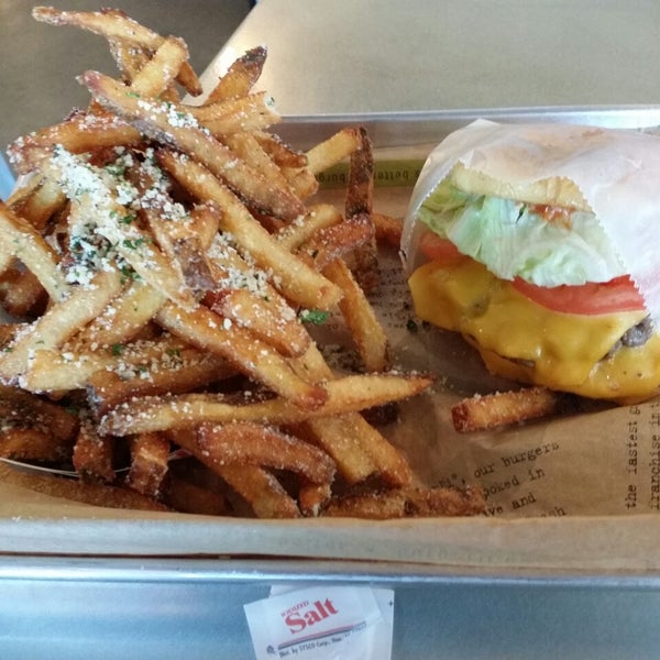 Foto diambil di BurgerFi oleh Anthony W. pada 2/27/2014