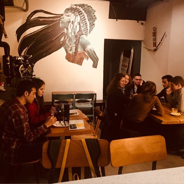 Das Foto wurde bei Poka Coffee Roasters von Ekin Ç. am 2/18/2018 aufgenommen