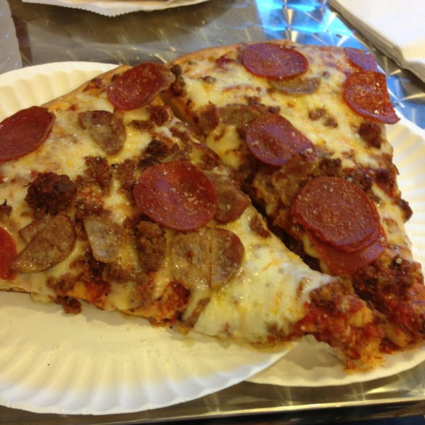 รูปภาพถ่ายที่ Not Ray&#39;s Pizza โดย Brian B. เมื่อ 6/14/2013