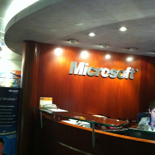รูปภาพถ่ายที่ Microsoft Perú โดย Tulio L. เมื่อ 10/22/2012